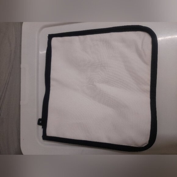 Chanel Pearl Headband - Elegant White Accessory - Picture 5 of 15